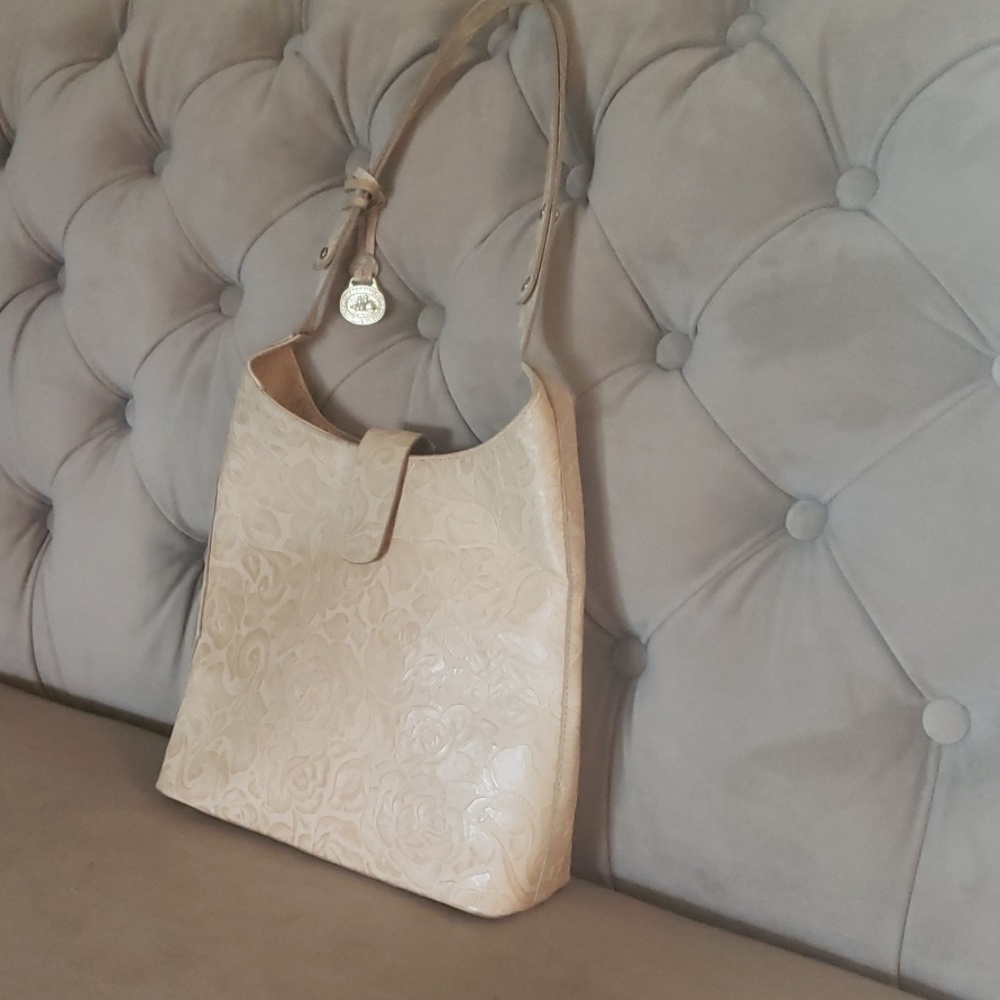 Brahmin shoulderbag 10x12x3.5” good condition. Fits great on the shoulder.